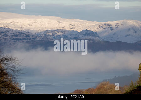 Lake Windermere Cumbria UK Wetter 20. Januar 2016 Sonne aufgehen über misty Lake Windermere & Schnee auf Fjälls. Die Fjälls über Lake Windermere & langsam clearing Nebel über den See-Kredit: Gordon Shoosmith/Alamy Live News Stockfoto