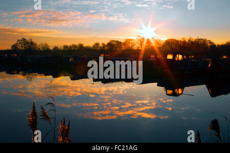 Sonnenaufgang über St. Marien Marina, Rufford, Lancashire, UK. 20. Januar 2016.  Nach einer kalten & gestochen scharfe Nacht erscheint ein wunderschönen Sonnenaufgang über Lancashire Erwärmung die kühle Morgenluft. Bildnachweis: Cernan Elias/Alamy Live-Nachrichten Stockfoto