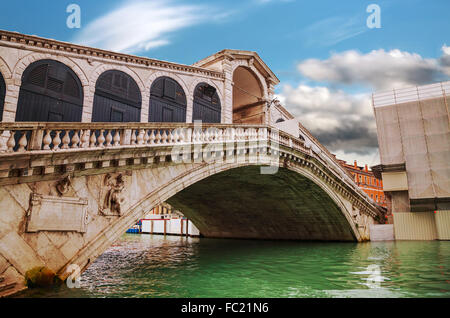 Rialto-Brücke (Ponte di Rialto) in Venedig, Italien Stockfoto