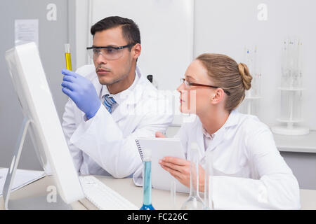 Wissenschaftler untersuchen gelbe Niederschlag in Rohr Stockfoto