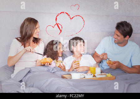Zusammengesetztes Bild der Familie mit Frühstück im Bett Stockfoto