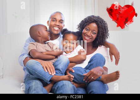 Zusammengesetztes Bild der glücklichen Familie posiert auf der Couch zusammen Stockfoto