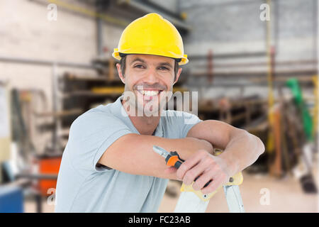 Zusammengesetztes Bild Techniker halten Zange während stützte sich auf Leiter Stockfoto