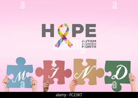 Zusammengesetztes Bild Hände hochhalten Geist Puzzleteile Stockfoto