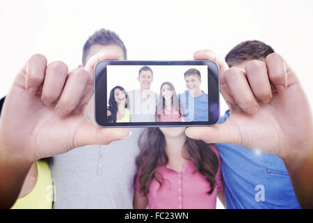 Zusammengesetztes Bild von Hand mit Smartphone anzeigen Stockfoto