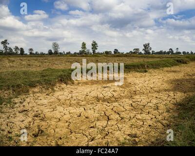 Nong Sano, Buri Ram, Thailand. 19. Januar 2016. Eine leere Aufbewahrung Wasserteich Provinz Buri Ram. In dieser Zeit des Jahres sollte der Teich voll sein. Die Dürre Greifsysteme Thailand war während der Regenzeit nicht gebrochen. Wegen der Pazifik El Niño Wettermuster die Regenzeit war heller als üblich und viele Gemeinden in Thailand, vor allem im nordöstlichen und zentralen Thailand, sind noch in Dürre wie Bedingungen. Einige Gemeinden, wie Si Liam in Buri Ram, läuft Wasser für den inländischen Verbrauch und Bewohner sind Meilen jeden Tag unterwegs, um Wasser zu holen oder sie kaufen von wa Stockfoto