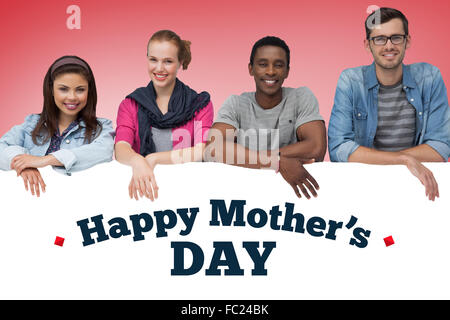 Zusammengesetztes Bild des Porträts von glücklichen jungen Freunde mit leeren Brett Stockfoto