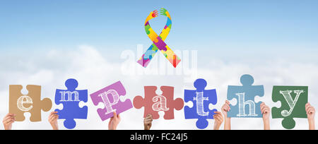 Zusammengesetztes Bild Hände hochhalten Empathie Puzzleteile Stockfoto