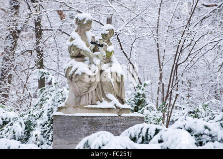 Verschneite Parklandschaft im Tiergarten in Berlin-Mitte im Winter 2016, Denkmäler, Bäume und See Berlin Stockfoto