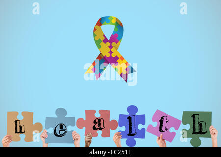 Zusammengesetztes Bild Hände hochhalten Gesundheit Puzzleteile Stockfoto