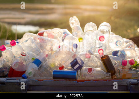 Wiederverwertbaren Müll von Glas- und Kunststoffflaschen in Mülltonne Stockfoto