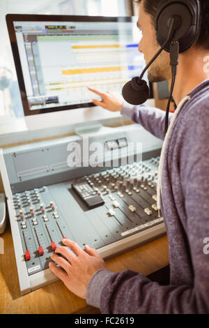 Porträt von einer Studentin Mischen von audio Stockfoto