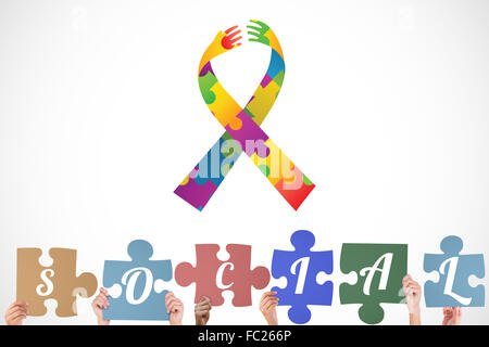 Zusammengesetztes Bild Hände hochhalten soziale Puzzleteile Stockfoto