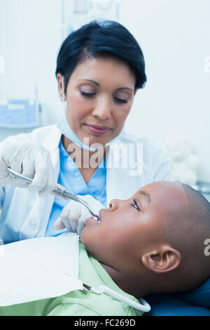 Zahnärztin, die jungen Zähne Zahnärzte Stuhl untersuchen Stockfoto