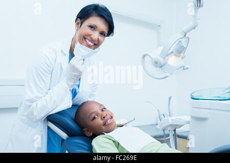 Porträt von lächelnden jungen Zähne untersuchen Zahnärztin Stockfoto
