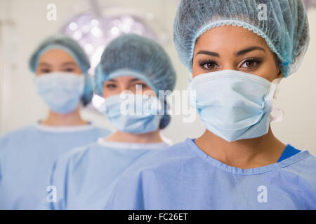 Medizinstudenten im Operationssaal Blick in die Kamera Stockfoto