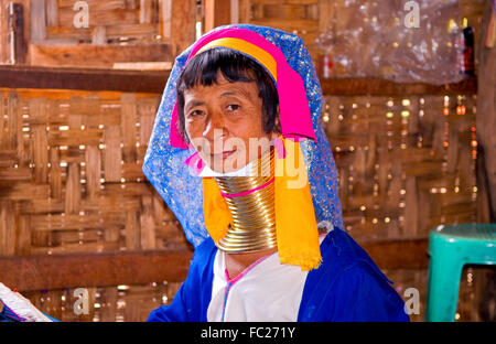 Eine Frau trägt ihre traditionellen Kopf Schal und Hals Ringe aus Inle-See, Myanmar Stockfoto