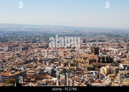 Erhöhten Blick auf die Kathedrale und dem Stadtzentrum entfernt, gesehen aus dem Palast von Alhambra, Granada, Provinz Granada, Andalusien, Spanien. Stockfoto