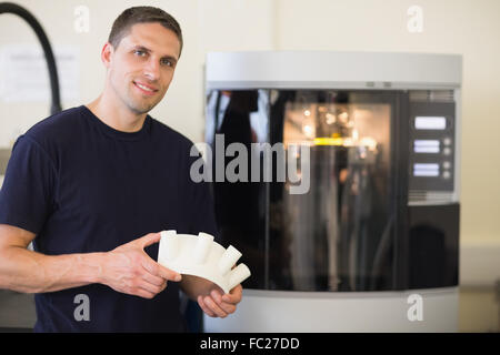 Maschinenbau-Student Objekt zu halten von 3d Drucker gedruckt Stockfoto