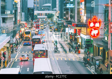 Verkehr im Zentrum von Hongkong Stockfoto