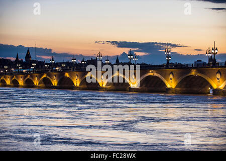 Pont de Pierre, historische Brücke über den Fluss Garonne in der Abenddämmerung, Bordeaux, Frankreich Stockfoto