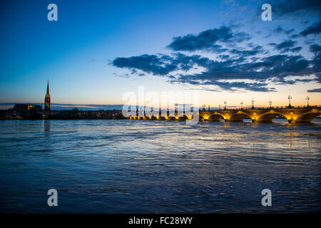 Pont de Pierre, historische Brücke über den Fluss Garonne in der Abenddämmerung, Bordeaux, Frankreich Stockfoto