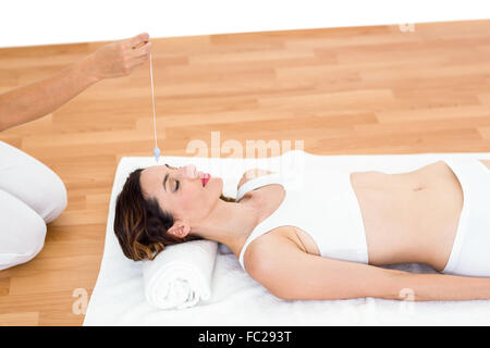 Frau auf dem Boden liegend hypnotisiert Stockfoto