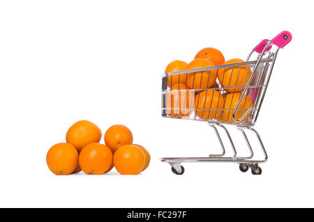 Einkaufswagen voller Orangen isoliert auf weiss Stockfoto