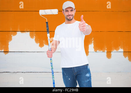 Zusammengesetztes Bild von Handyman holding Farbroller Stockfoto