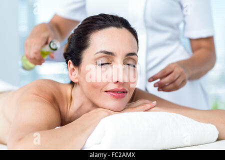 Lächelnde Frau, die immer einer Aromatherapie-Behandlung Stockfoto