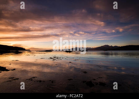 Sonnenuntergang Reflexionen in Ord, Isle Of Skye Scotland UK Stockfoto