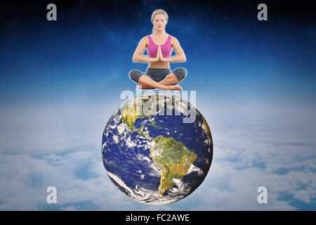 Zusammengesetztes Bild ruhig Blondine zusammensitzen in Lotus Pose mit Händen Stockfoto