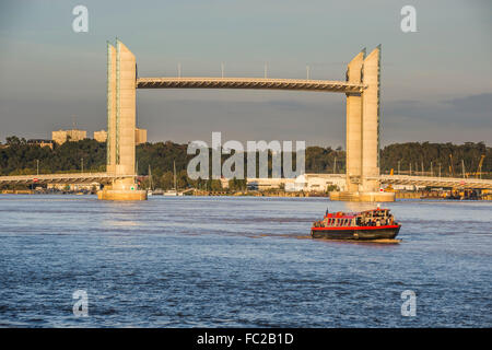 Pont Jacques Chaban-Delmas, vertikal-Lift-Brücke, Fluss Garonne, Bordeaux, Frankreich Stockfoto