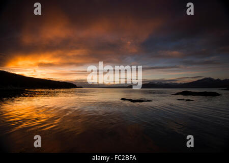 Sonnenuntergang Reflexionen in Ord, Isle Of Skye Scotland UK Stockfoto