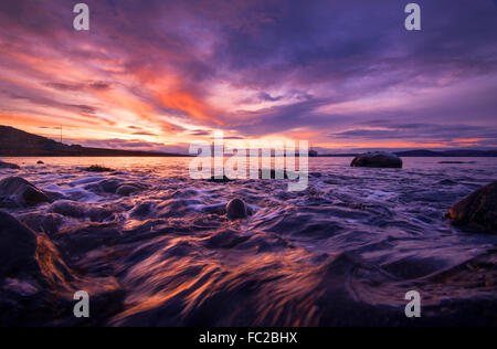 Feurigen Sonnenuntergang am Elgol auf der Isle Of Skye, Schottland, Vereinigtes Königreich Stockfoto