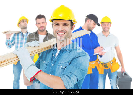 Zusammengesetztes Bild glücklich Schreinerei mit Holzbohlen Stockfoto