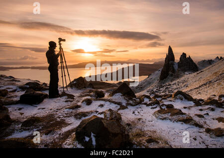 Fotografen, die Erfassung eines Winter-Sonnenaufgang auf der Old Man of Storr auf der Isle Of Skye, Schottland, Vereinigtes Königreich Stockfoto