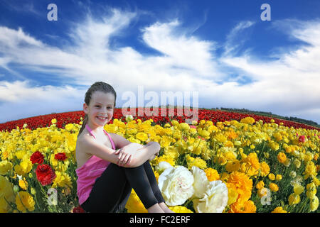 Das lächelnde Mädchen im Feld Kibbuz Stockfoto