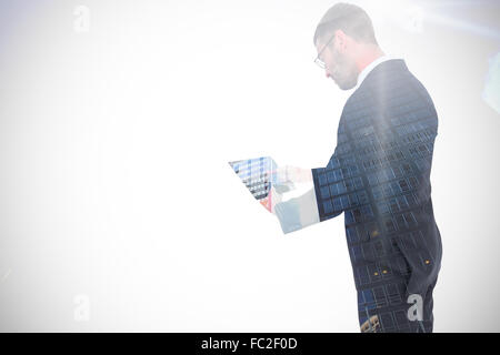 Zusammengesetztes Bild der Geschäftsmann mit seinem TabletPC Stockfoto