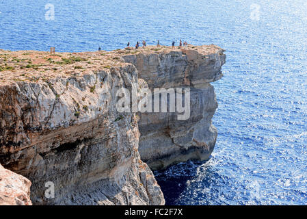 Azure Window Gozo Insel mit Touristen Stockfoto