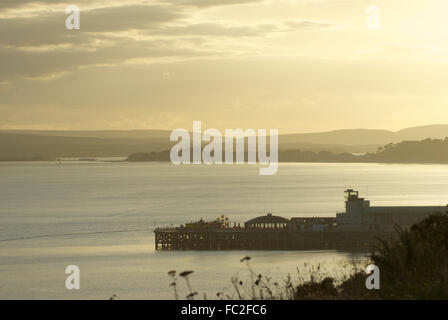 Pier, Bournemouth, Dorset, Sommerzeit, ruhiges Meer, Sonnenuntergang über der Küste von Dorset mit hazy Fernsicht auf der Isle of Purbeck und Purbeck Hills Stockfoto