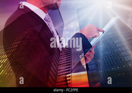 Zusammengesetztes Bild der Geschäftsmann mit seinem TabletPC Stockfoto