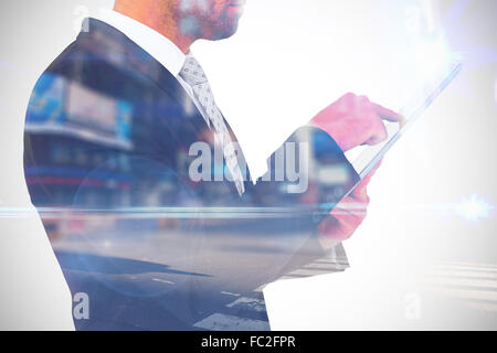 Zusammengesetztes Bild der Geschäftsmann mit seinem TabletPC Stockfoto