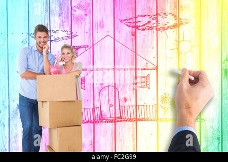 Zusammengesetztes Bild attraktives junges Paar stützte sich auf Boxen mit Sparschwein Stockfoto