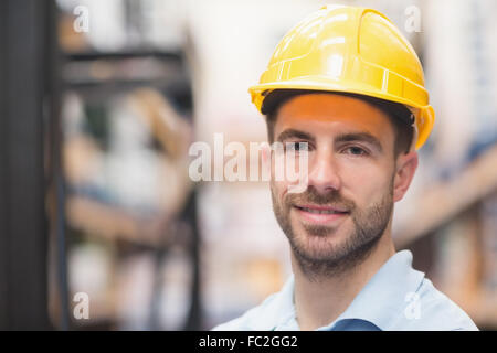 Nahaufnahme des Arbeiters harter Hut im Lager Stockfoto