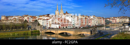 Bayonne Panorama Blick auf die Stadt mit dem Fluss Nive im Vordergrund (Bayonne, Pyrénées Atlantiques, Aquitaine, Frankreich, Europa). Stockfoto