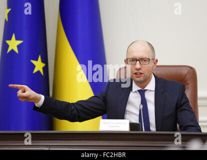 Kiew, Ukraine. 20. Januar 2016. Ukrainische Ministerpräsidentin ARSENIY YATSENYUK sprechen bei Treffen der Schrank Minister von Ukraine, 20. Januar 2016. Das Kabinett genehmigt eine erweiterte Liste von 70 russische Ware von Überschriften, fallen unter das Embargo und verboten für den Import in die Ukraine, Arseniy Yatseniuk sagte. © Serg Glovny/ZUMA Draht/Alamy Live-Nachrichten Stockfoto