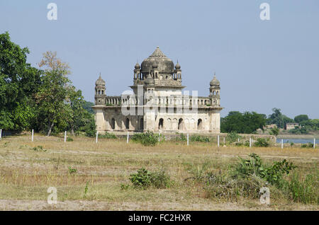 Eine Moschee auf dem Weg zum Dhubela. Chhatarpur Bezirk. Madhya Pradesh. Indien Stockfoto