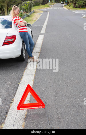 Verärgert junge Frau neben ihr Auto zerlegt Stockfoto