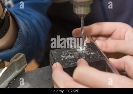 Techniker in Plexiglas gebohrt Stockfoto